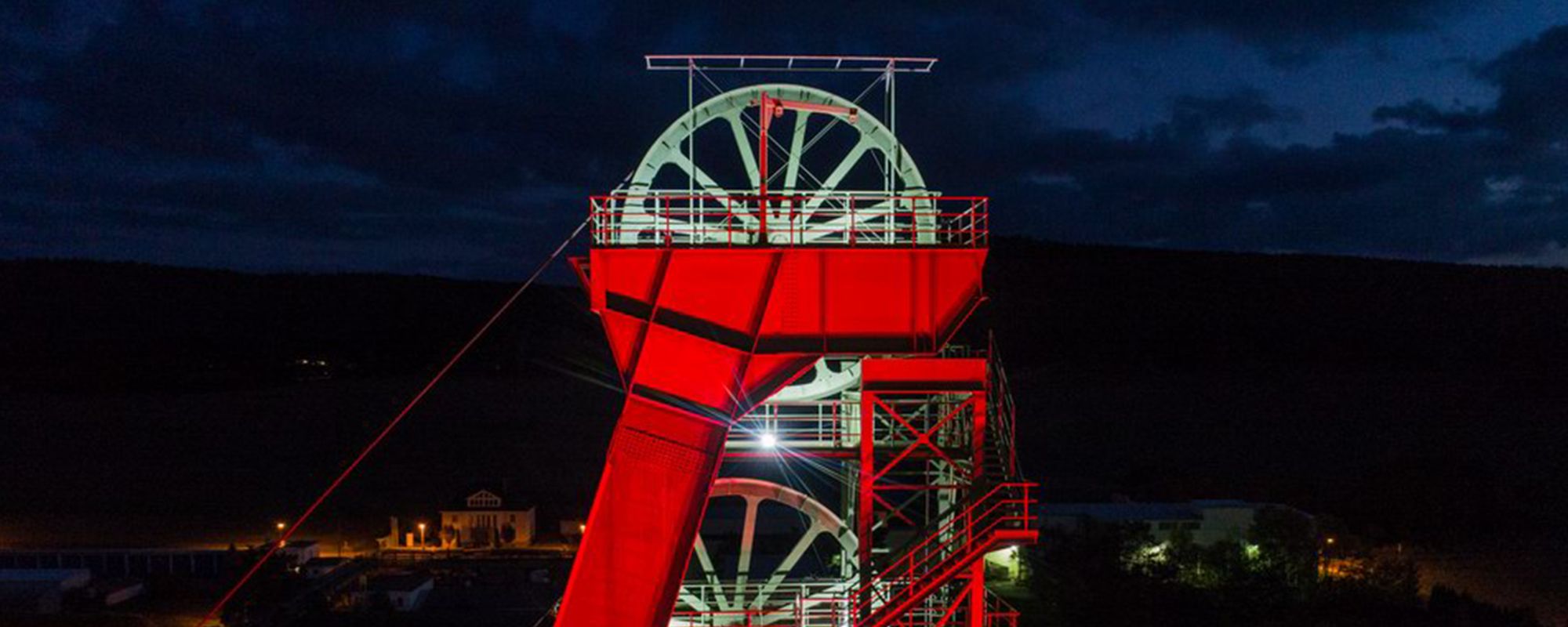 Förderturm rot beleuchtet (5:2)