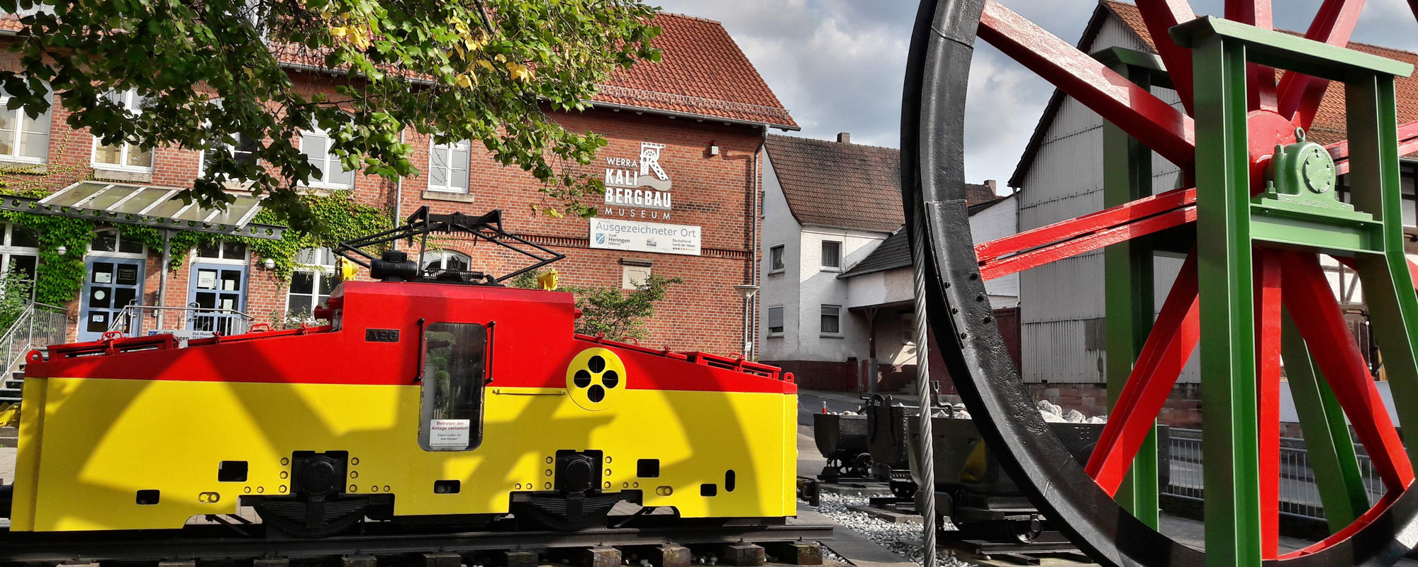Werra-Kali-Bergbau-Museum mit Seilscheibe und Lok