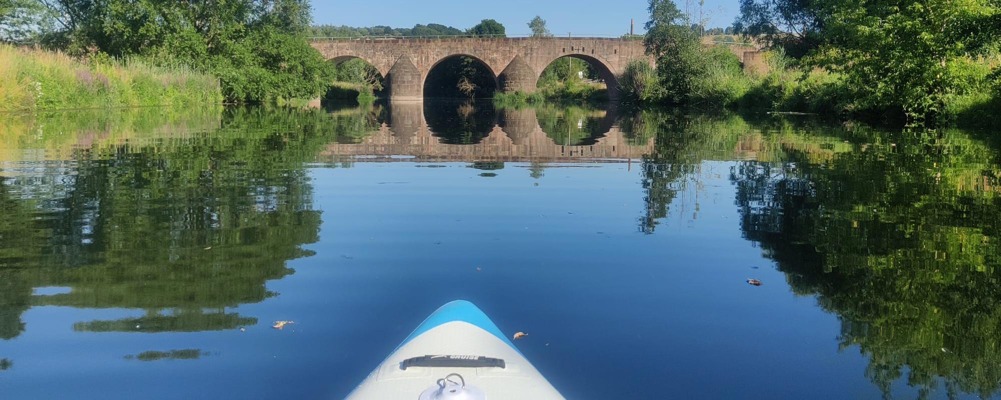 Paddeln auf der Werra mit Blick auf die Brücke der Einheit in Vacha